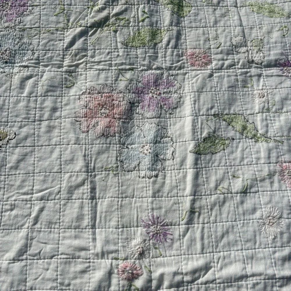 Vtg Hand Embroidered/Cross Stitch Reversible Quilt Floral Scalloped Edge Cottage